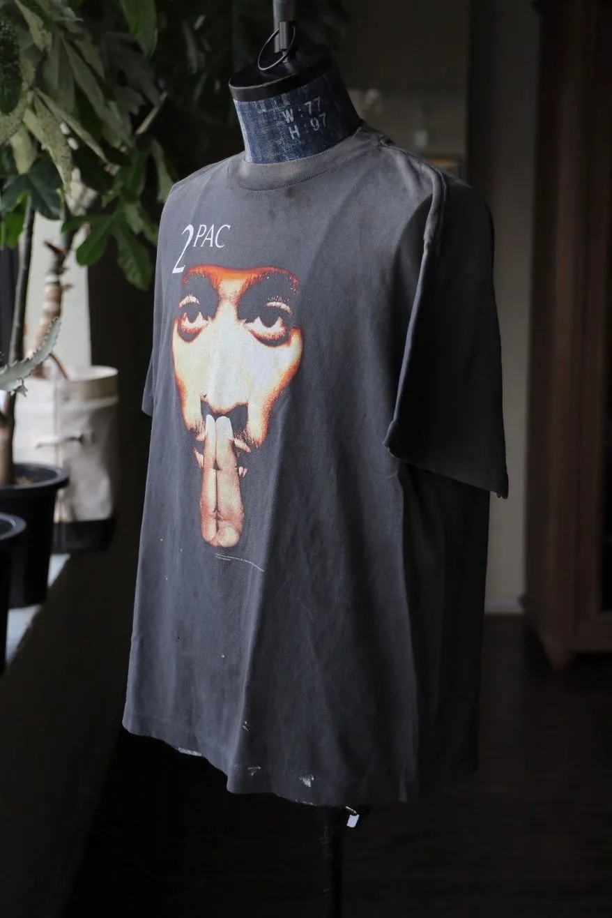 SAINT Mxxxxxx × 2PAC 2PC_SS TEE/2PAC/BLK 2PAC co-branded model 2PAC character TEE washed black S-XL A blockbuster co-branded project by the legendary hip-hop artist 2PAC The printing part refers to the iconic graphics on the cover of 2PAC's albums "R U Still Down" and "Shakur" The entire garment is rewashed and distressed/holes processed Printing cracked effect The ceiling of New Vintage 2PAC powder is a must-have